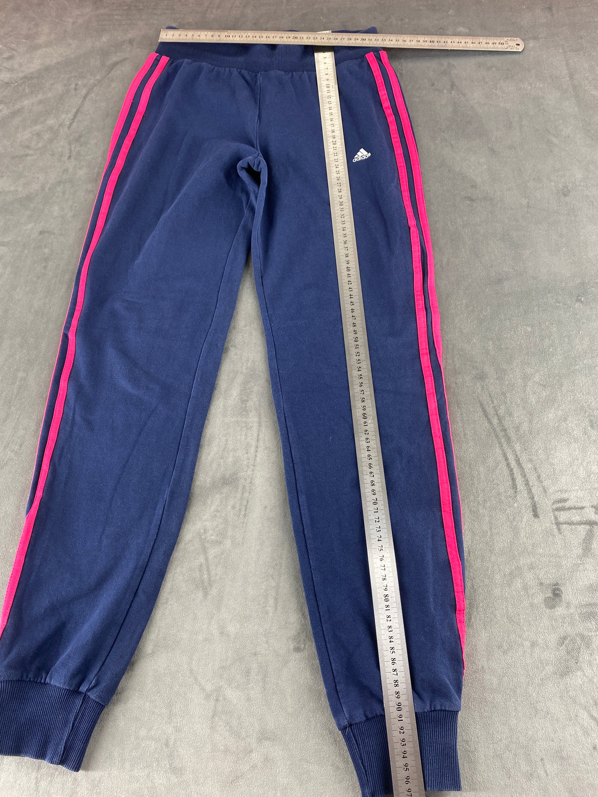 Pantaloni tuta Adidas blu navy con 3 strisce rosa – Donna Taglia M