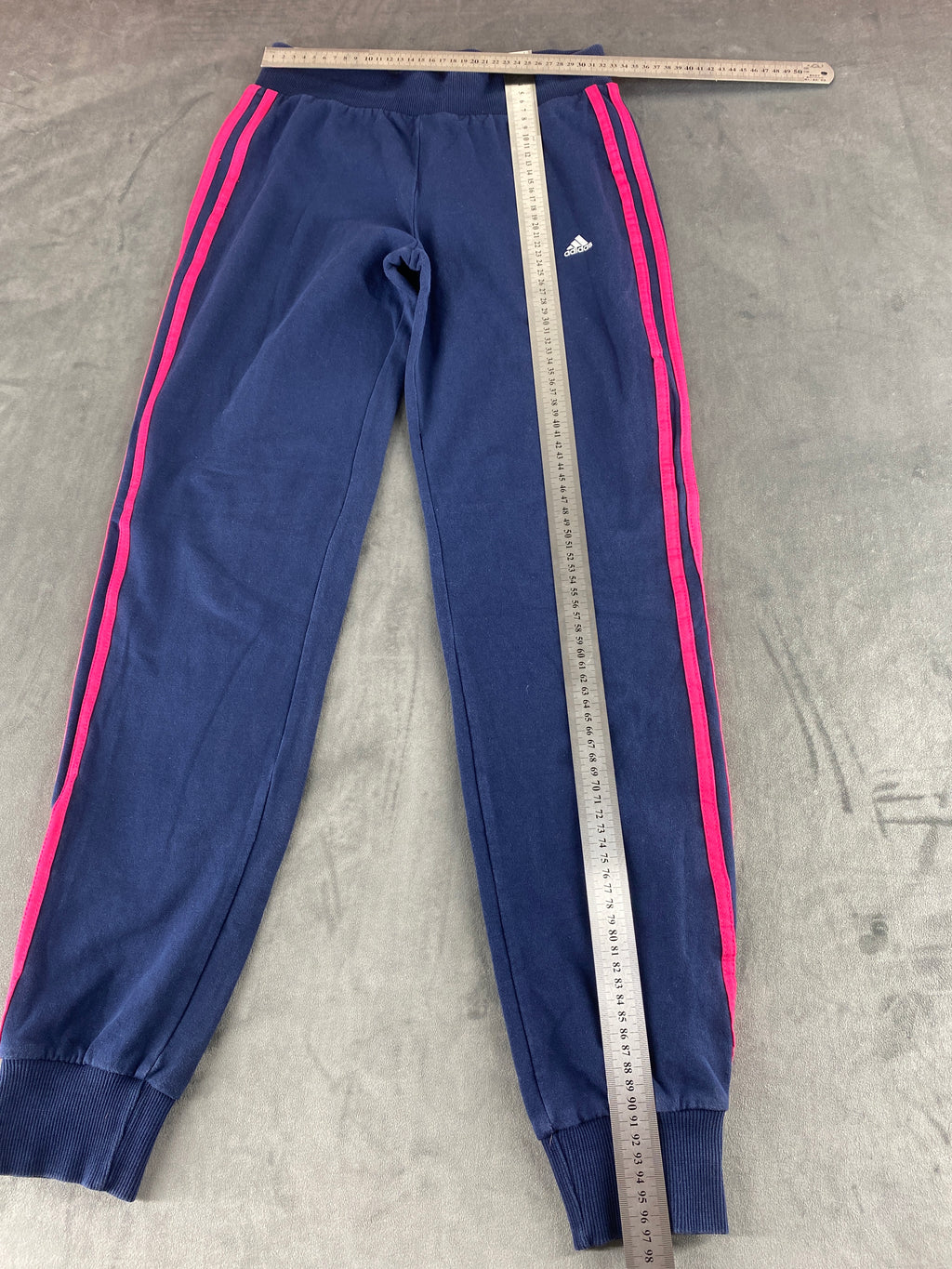 Pantaloni tuta Adidas blu navy con 3 strisce rosa – Donna Taglia M