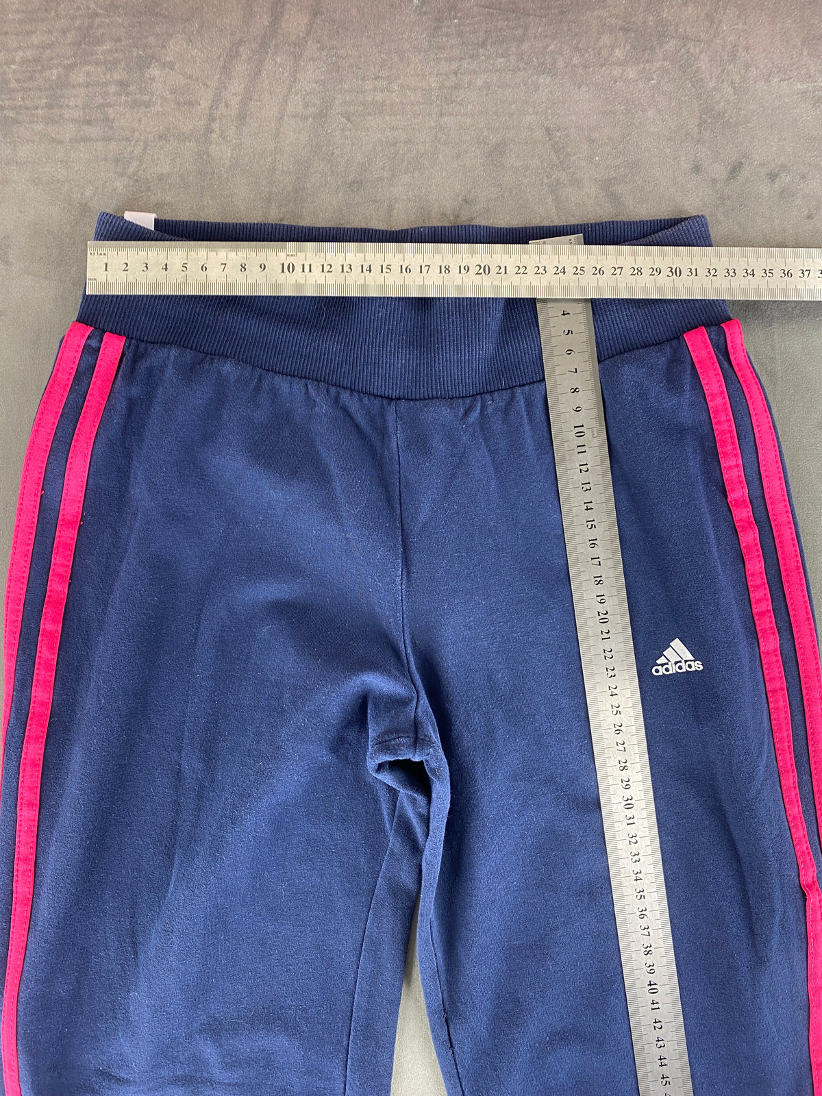 Pantaloni tuta Adidas blu navy con 3 strisce rosa – Donna Taglia M
