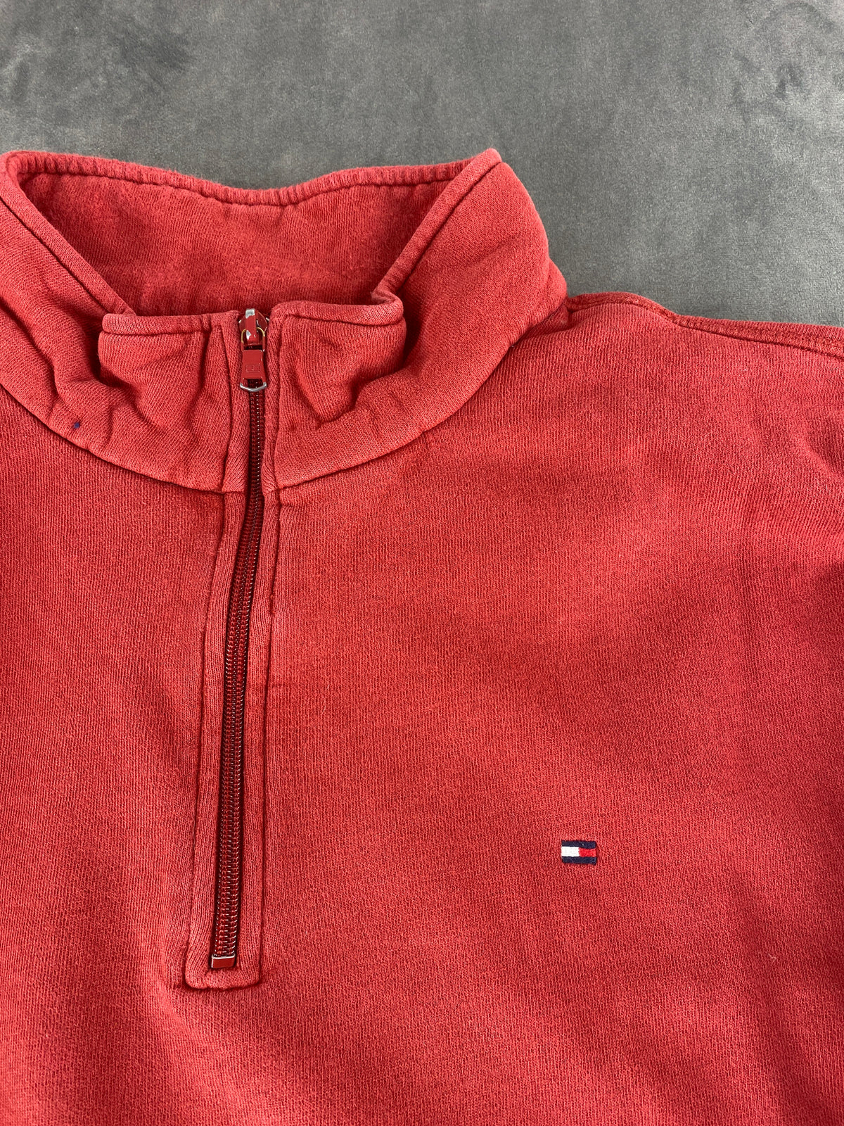 Felpa mezza zip in pile Tommy Hilfiger rossa vintage – Uomo Taglia L