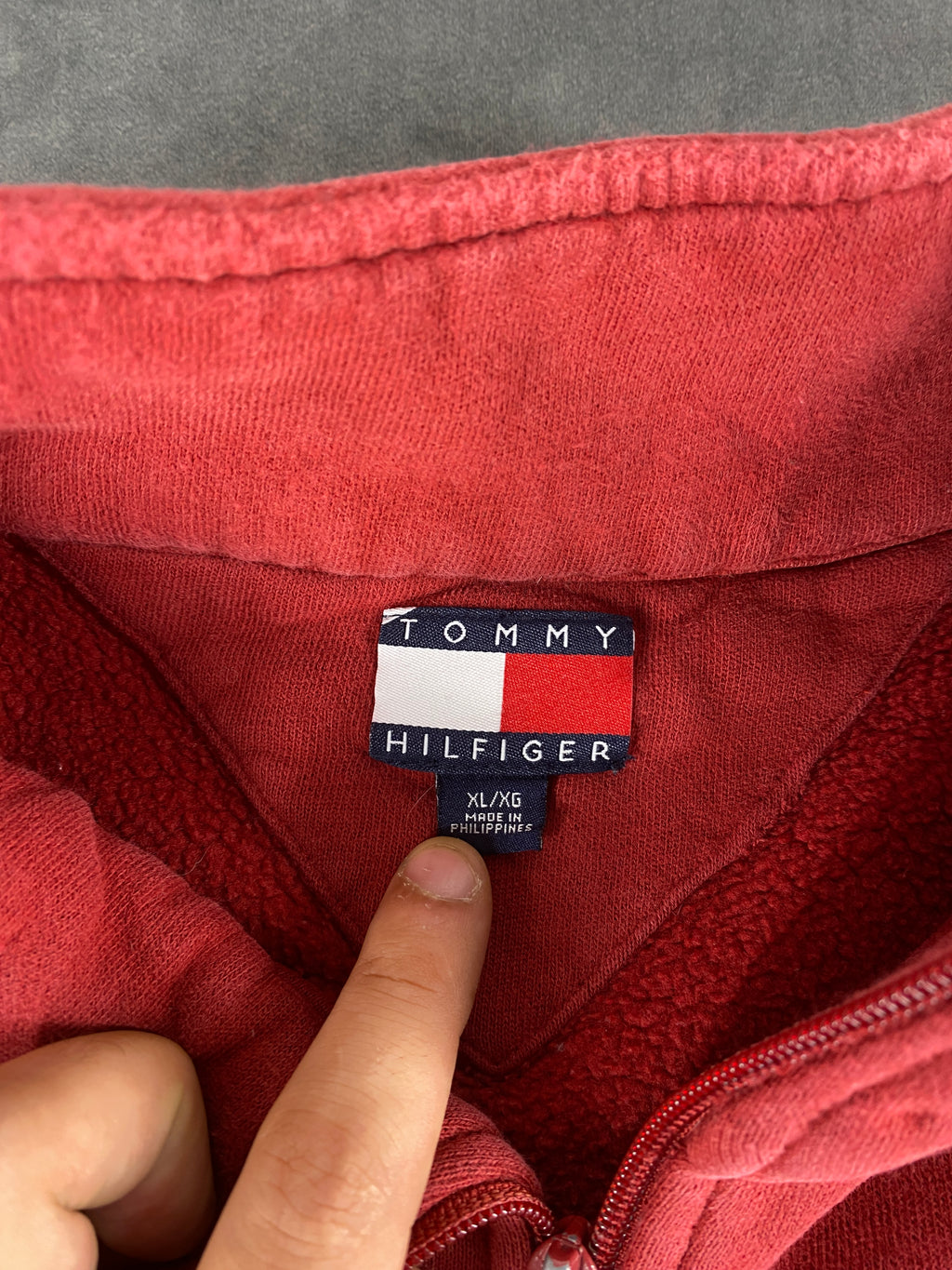 Felpa mezza zip in pile Tommy Hilfiger rossa vintage – Uomo Taglia L