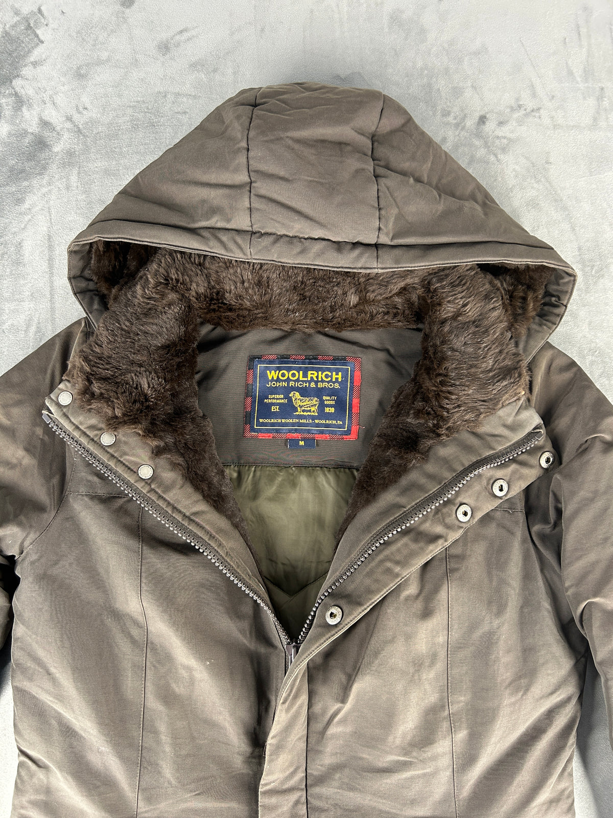 Parka Woolrich con cappuccio e pelliccia grigio vintage – Uomo Taglia L