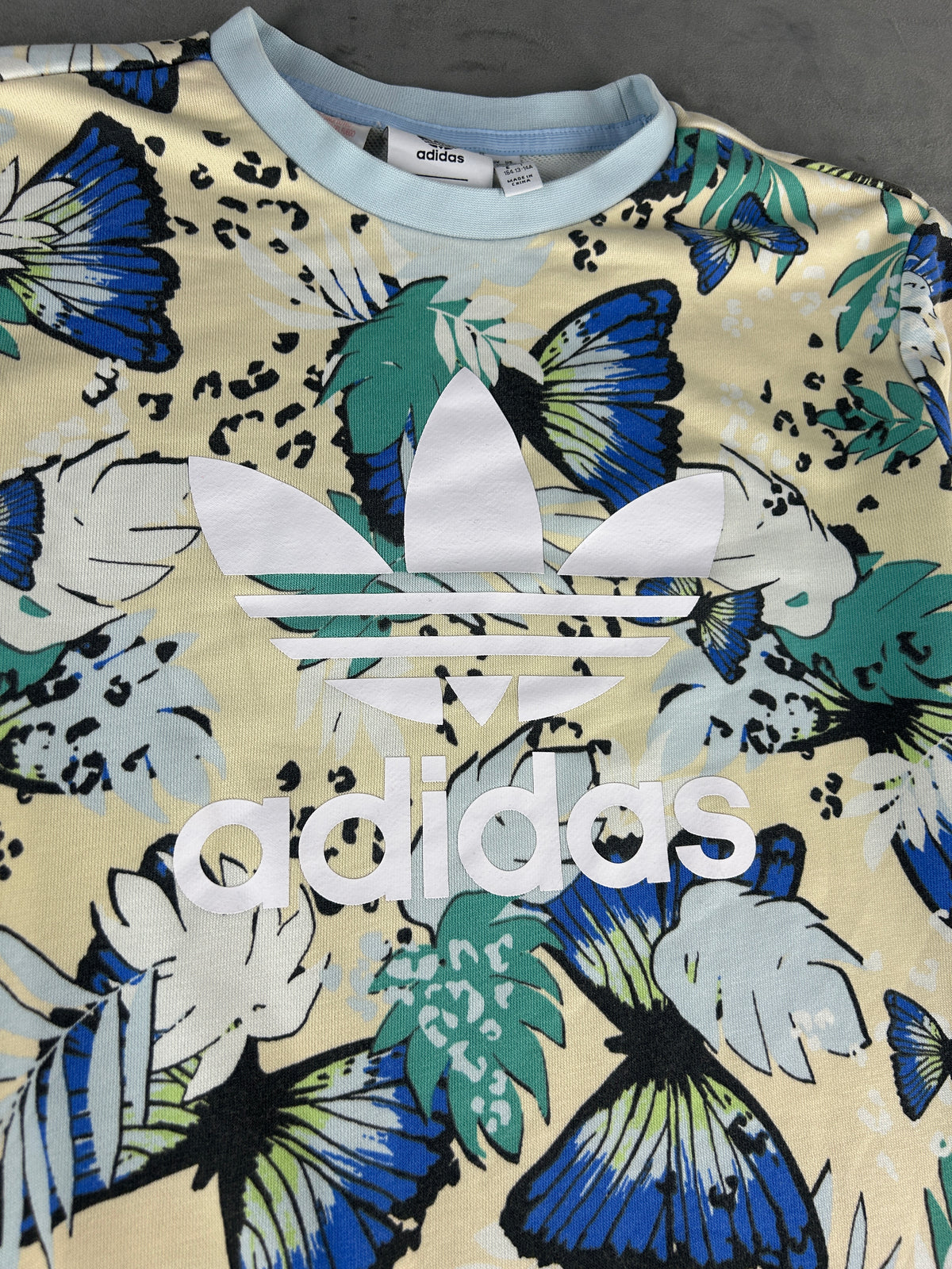 Felpa Adidas Originals con farfalle vintage – Donna Taglia 164 (13–14 anni)