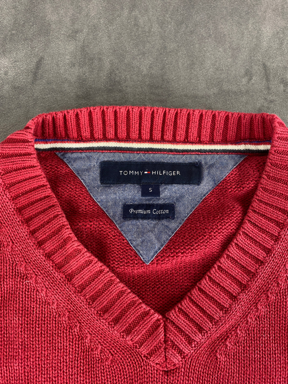 Maglione scollo a V Tommy Hilfiger rosso vintage – Uomo Taglia M