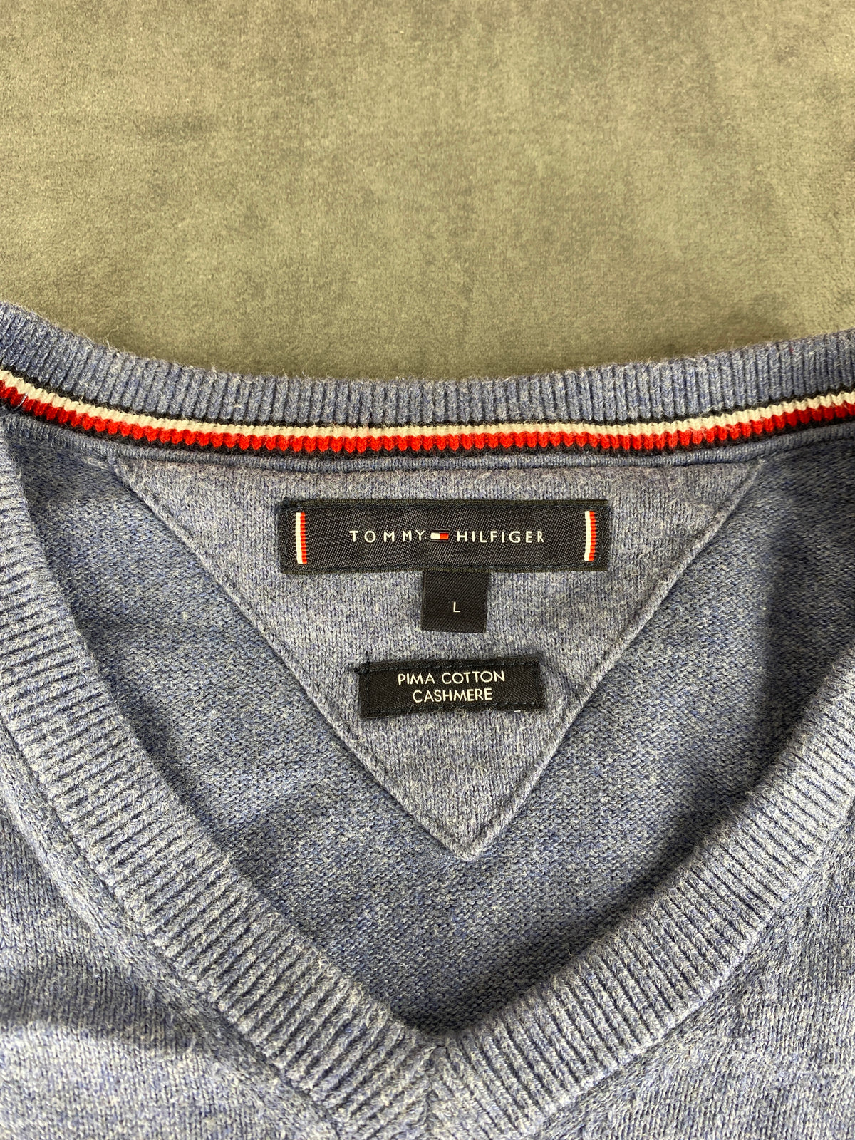 Maglione Tommy Hilfiger scollo a V azzurro vintage – Uomo Taglia L