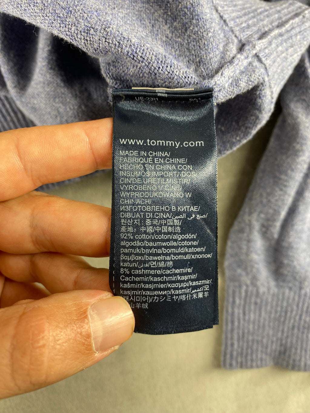 Maglione Tommy Hilfiger scollo a V azzurro vintage – Uomo Taglia L