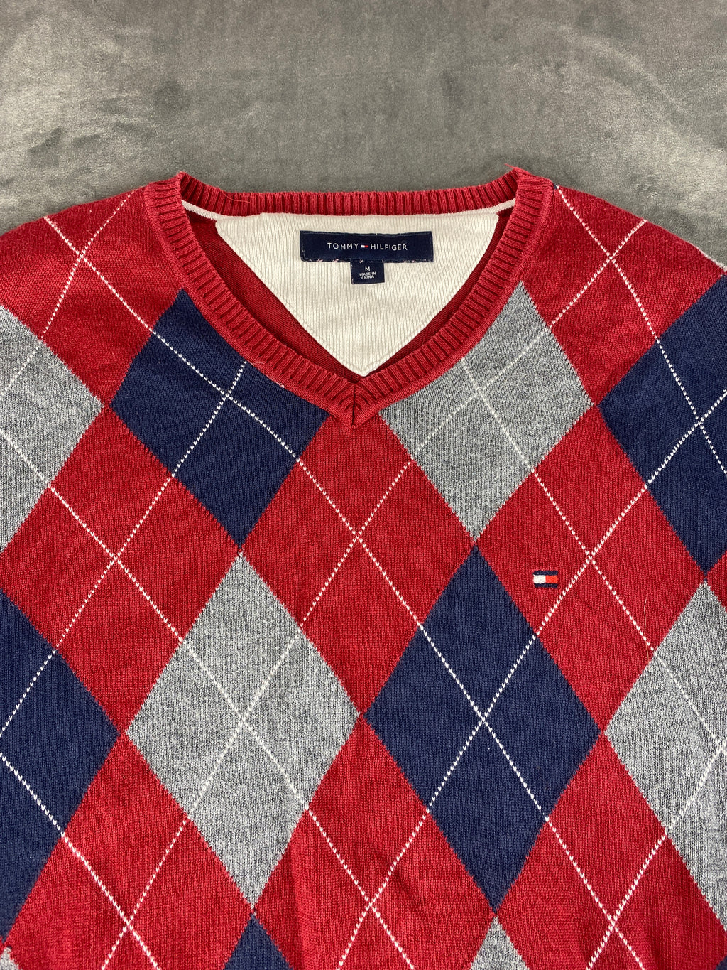 Maglione Tommy Hilfiger scollo a V rombi rosso vintage – Uomo Taglia M
