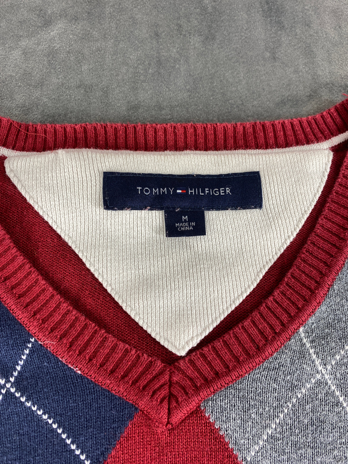 Maglione Tommy Hilfiger scollo a V rombi rosso vintage – Uomo Taglia M