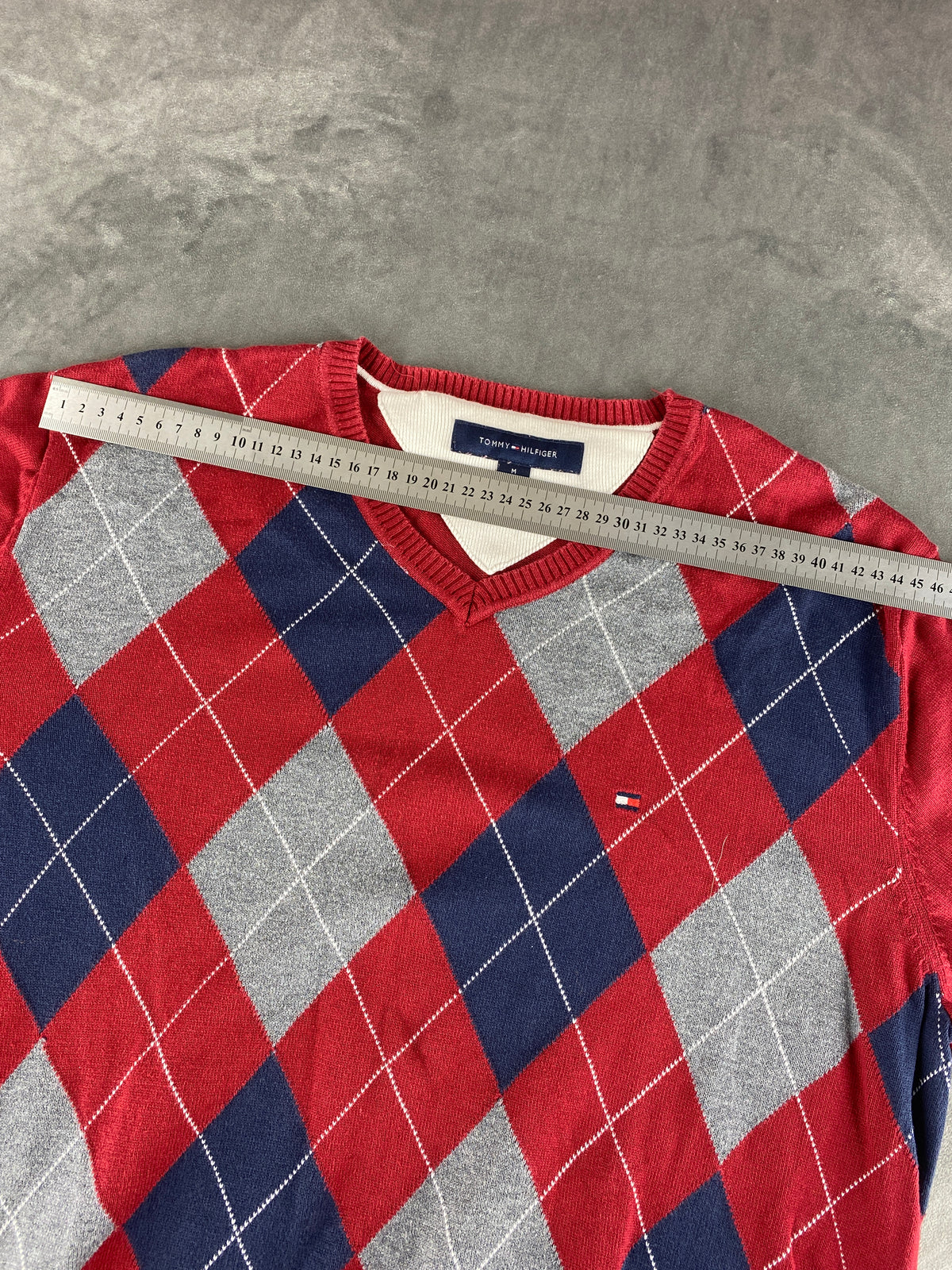 Maglione Tommy Hilfiger scollo a V rombi rosso vintage – Uomo Taglia M