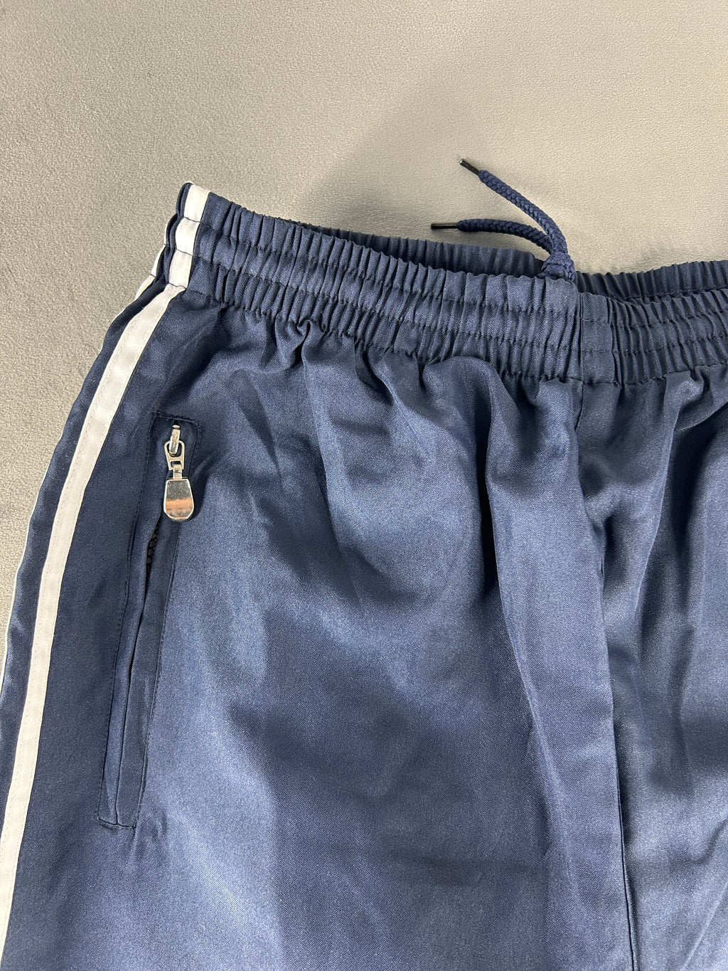 Pantaloni tuta blu navy con profili bianchi vintage – Uomo Taglia M