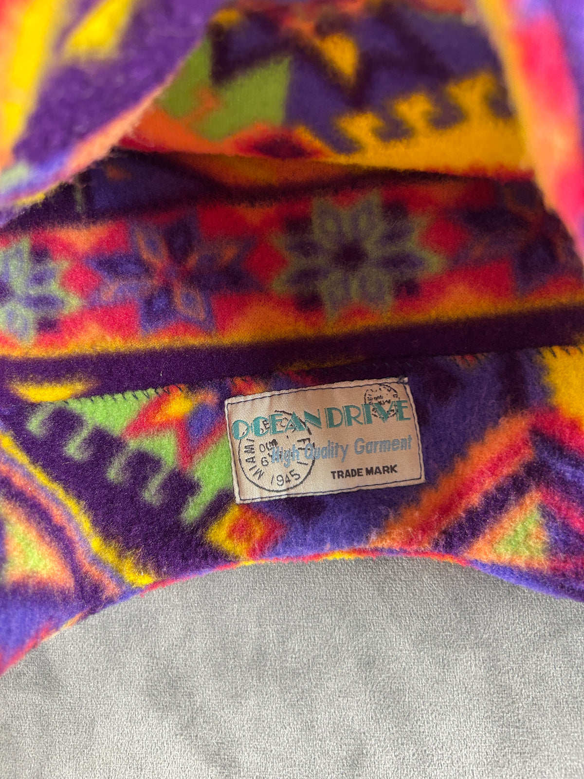 Cappello in pile multicolore vintage – Unisex Taglia unica