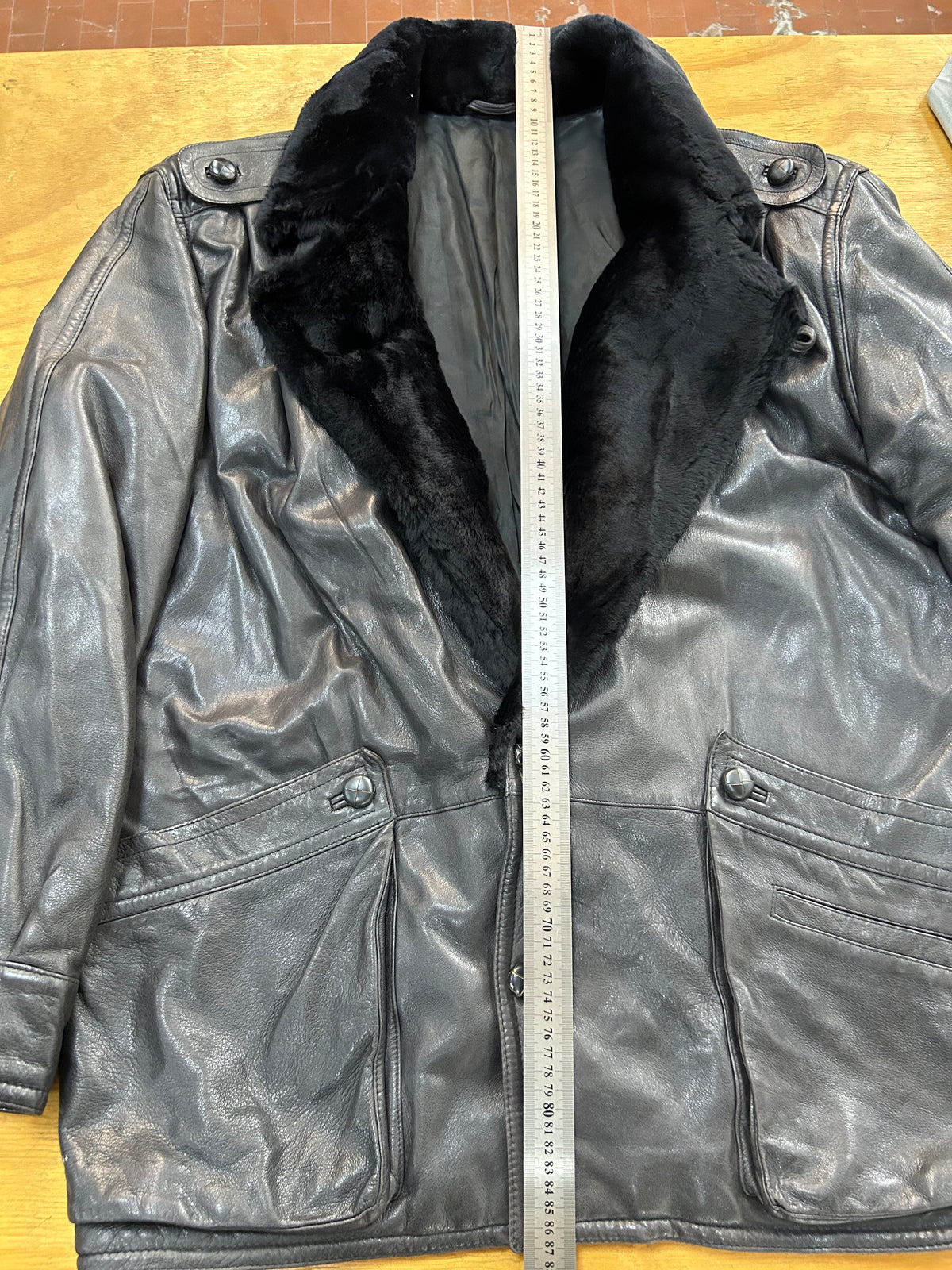 Giacca di pelle nera con collo in pelliccia vintage – Uomo Taglia L