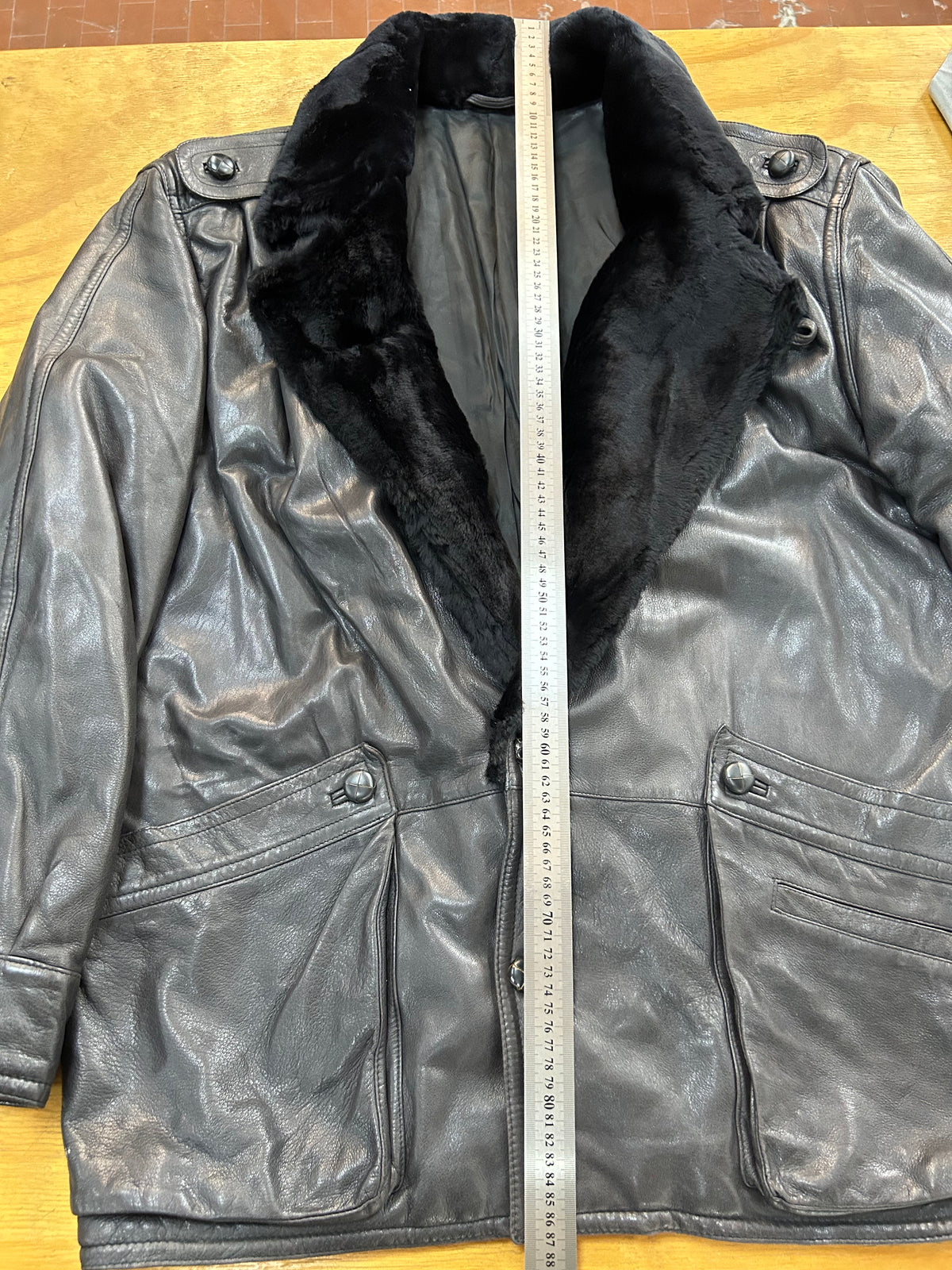 Giacca di pelle nera con collo in pelliccia vintage – Uomo Taglia L