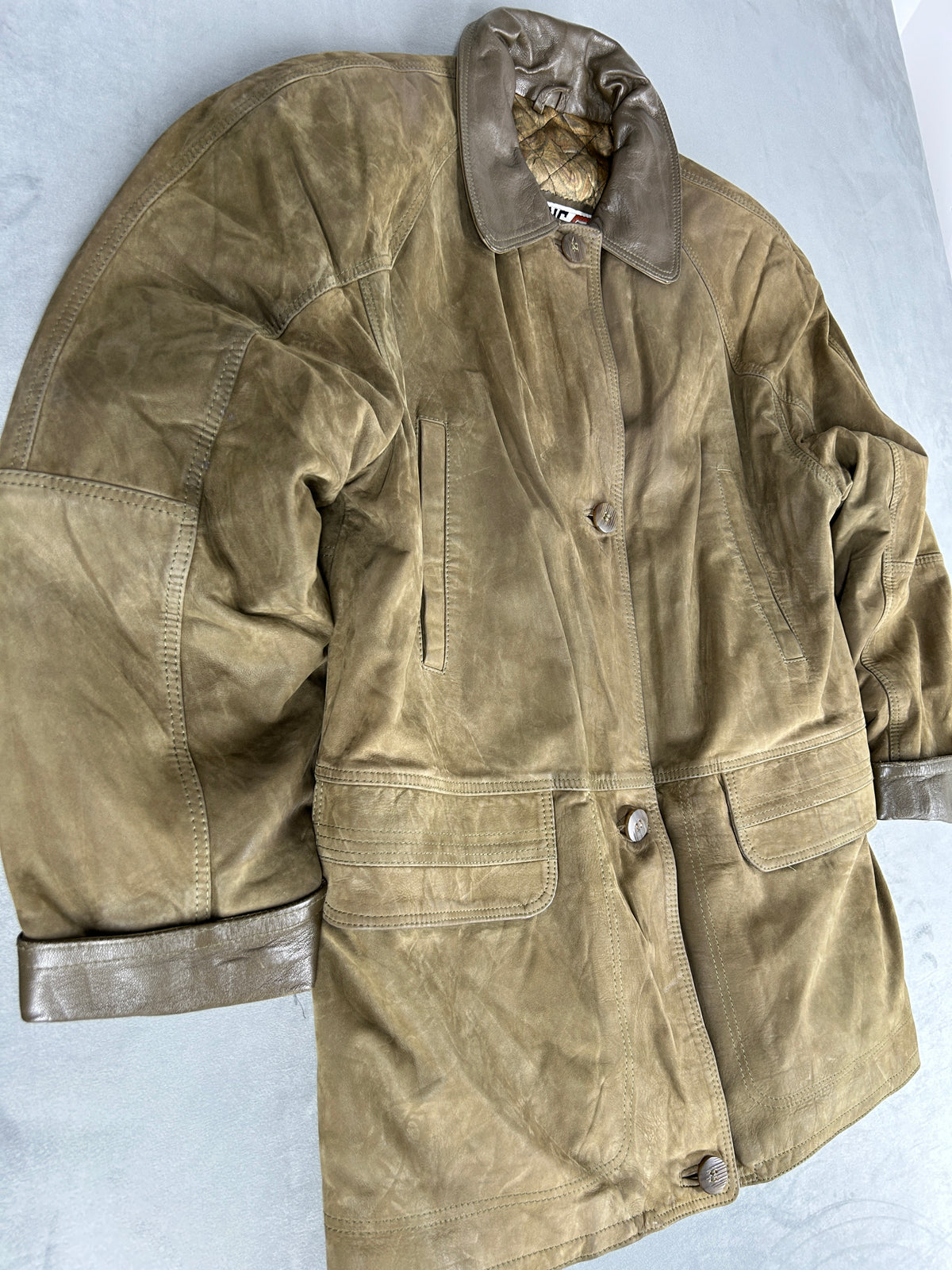 Giaccone in pelle scamosciata verde militare vintage – Donna Taglia M