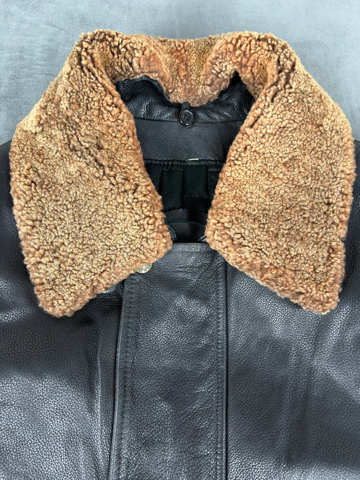 Giacca di pelle nera con collo in montone vintage – Uomo Taglia L