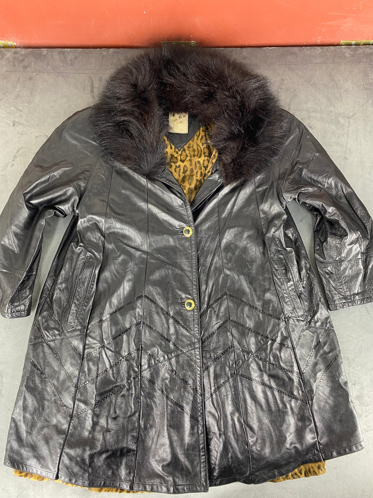 Cappotto di pelle nero con collo in pelliccia vintage – Donna Taglia M