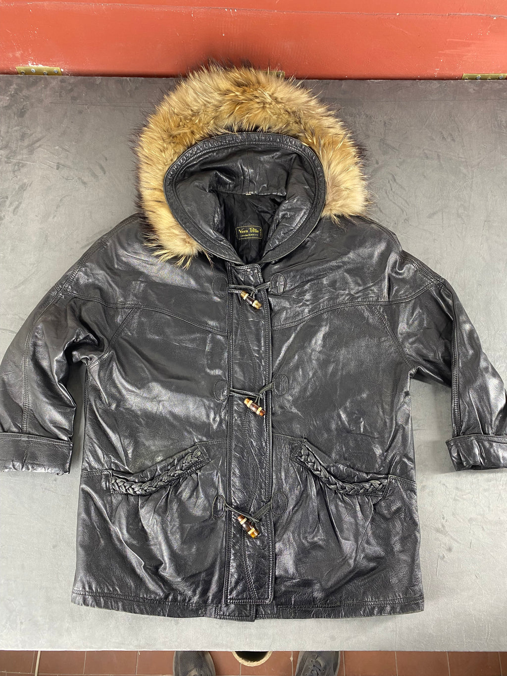 Montgomery di pelle nero con cappuccio in pelliccia vintage – Donna Taglia M