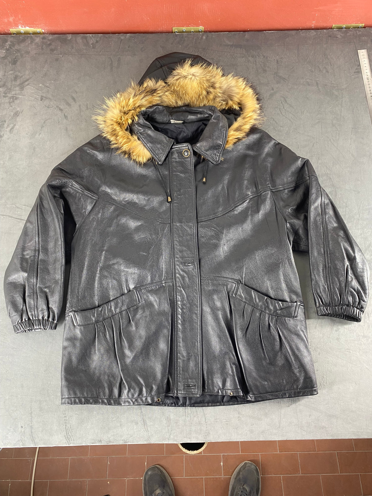 Giaccone di pelle nero con cappuccio in pelliccia vintage – Donna Taglia L (IT 50)