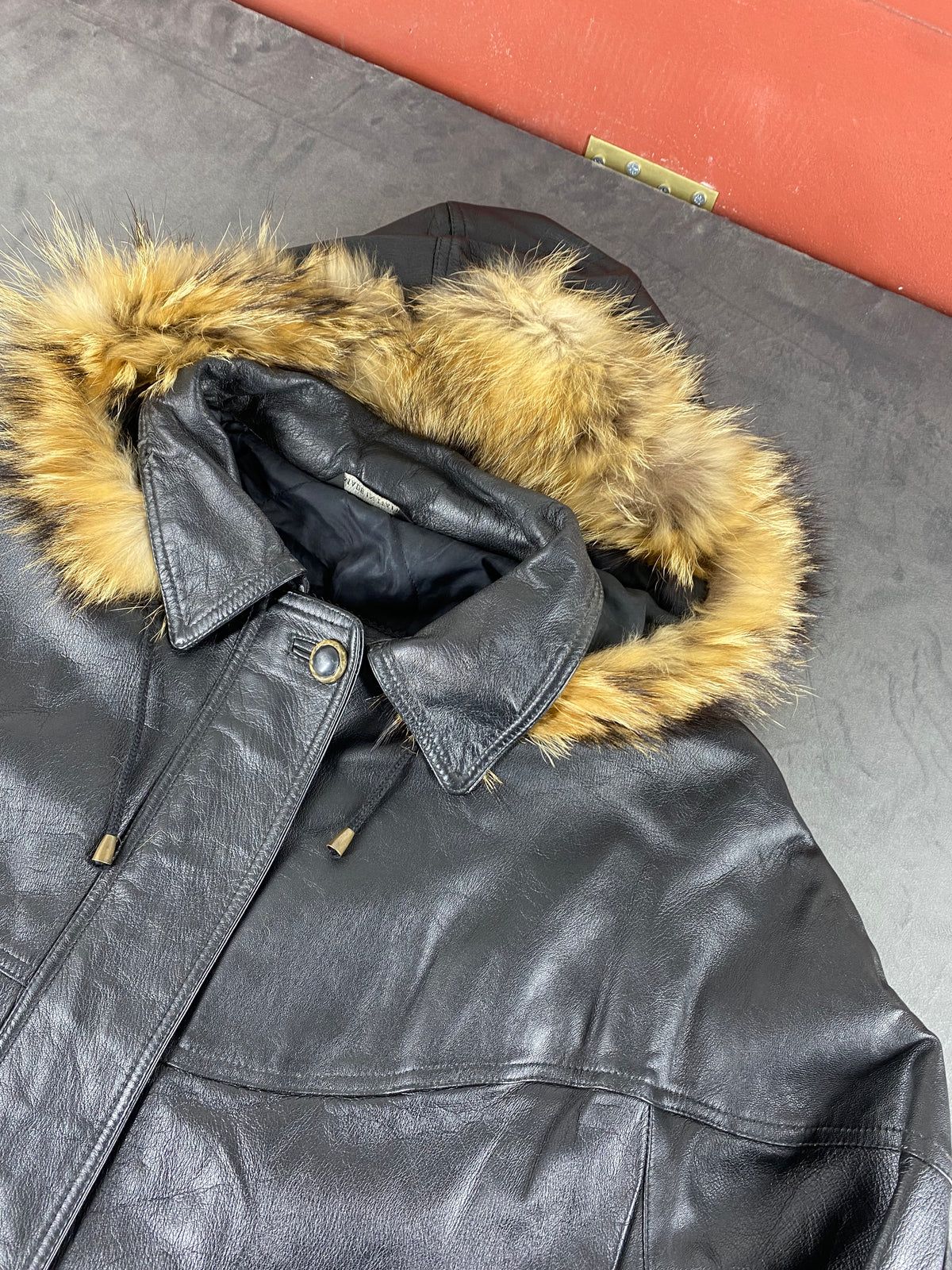 Giaccone di pelle nero con cappuccio in pelliccia vintage – Donna Taglia L (IT 50)
