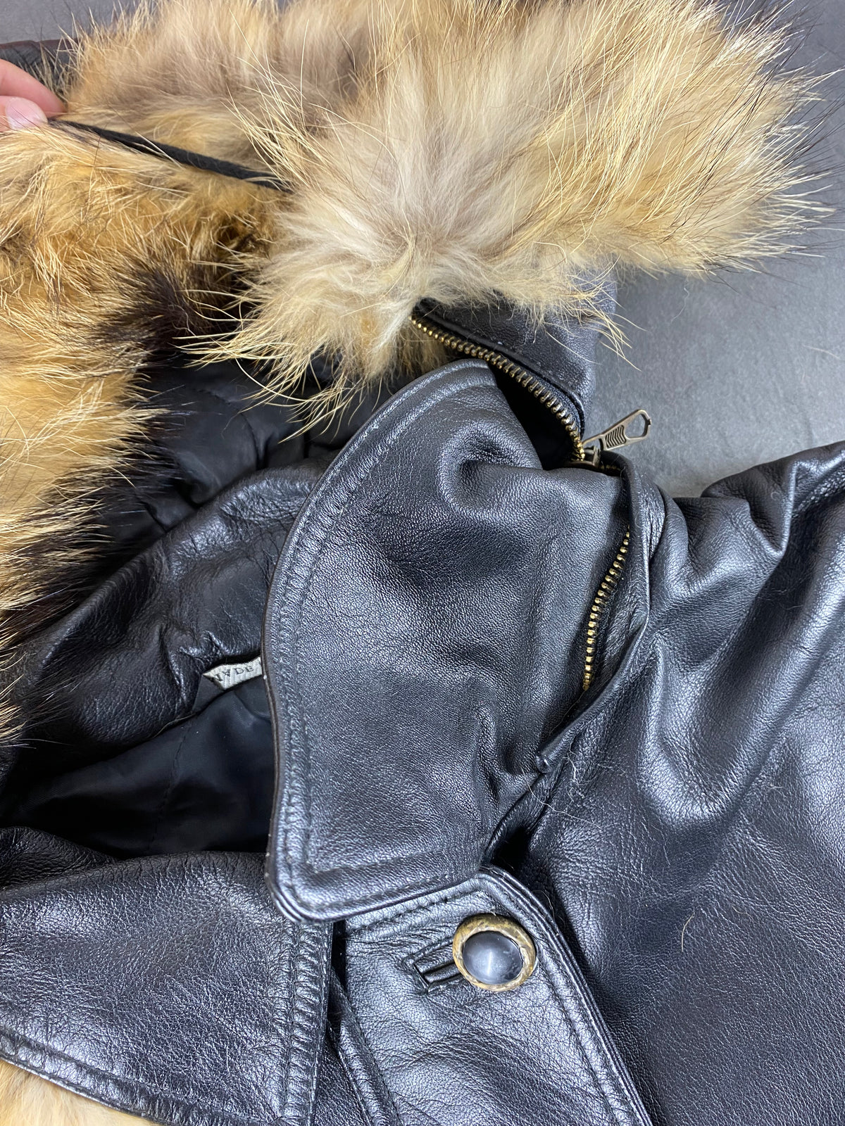 Giaccone di pelle nero con cappuccio in pelliccia vintage – Donna Taglia L (IT 50)