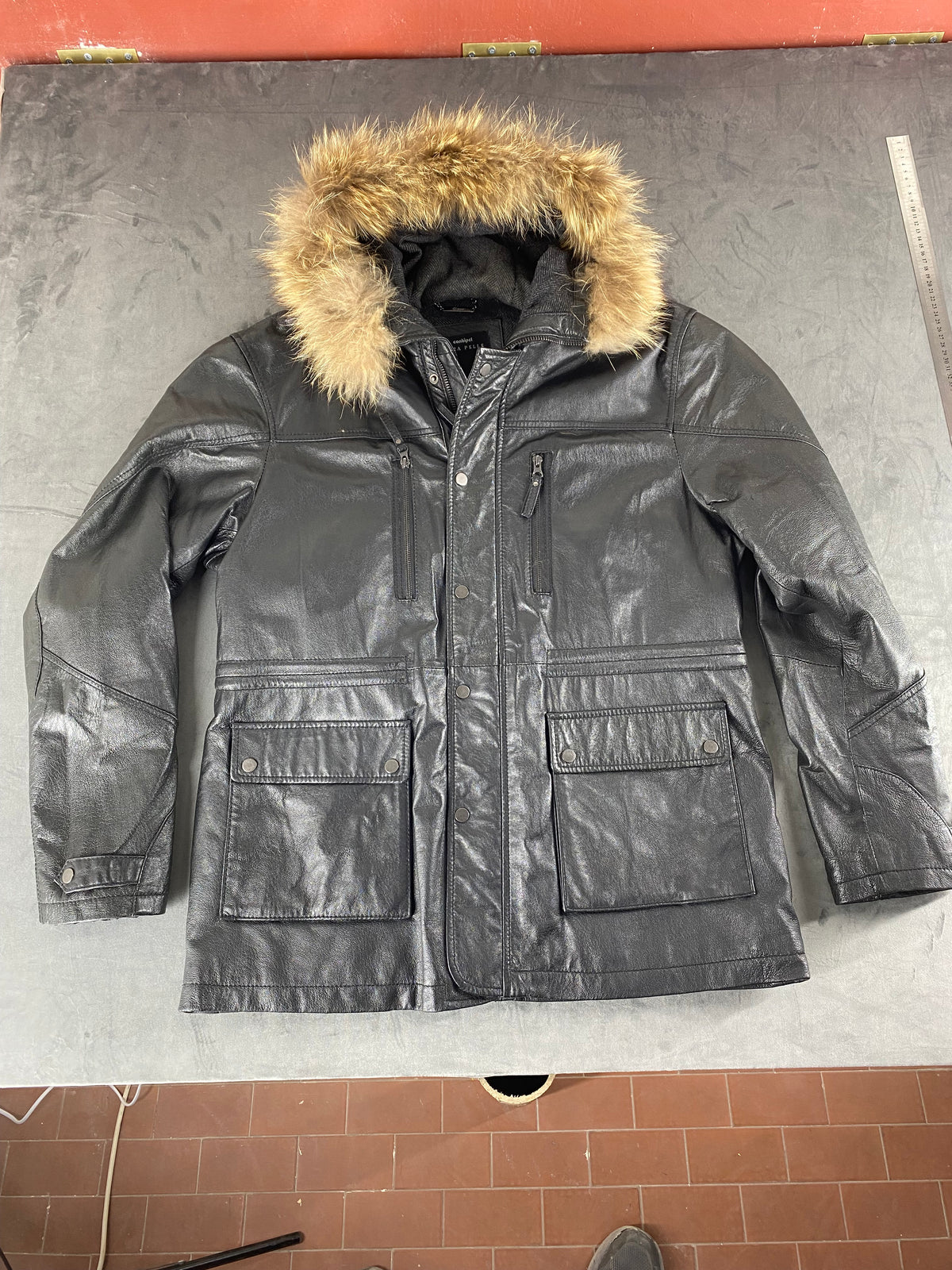 Giaccone di pelle nero con cappuccio in pelliccia vintage – Donna Taglia XL (58)