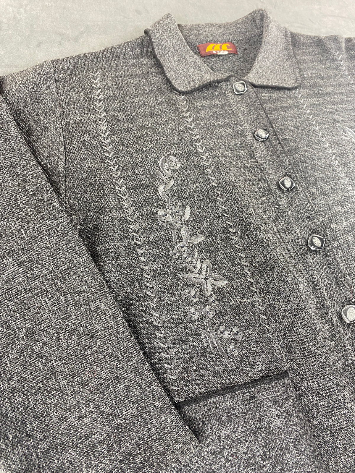 Cardigan grigio con colletto e ricami floreali vintage – Donna Taglia XL (IT 46)