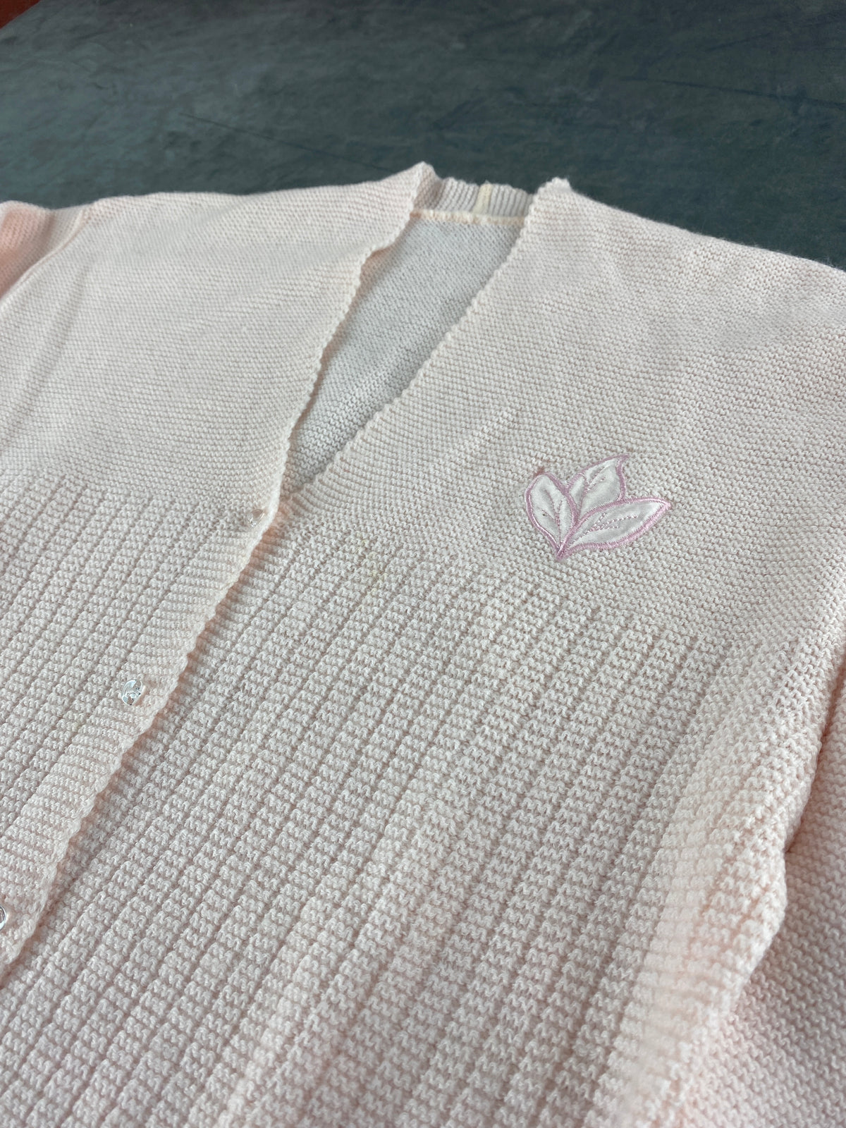 Cardigan rosa cipria con ricamo floreale vintage – Donna Taglia M (IT 42)
