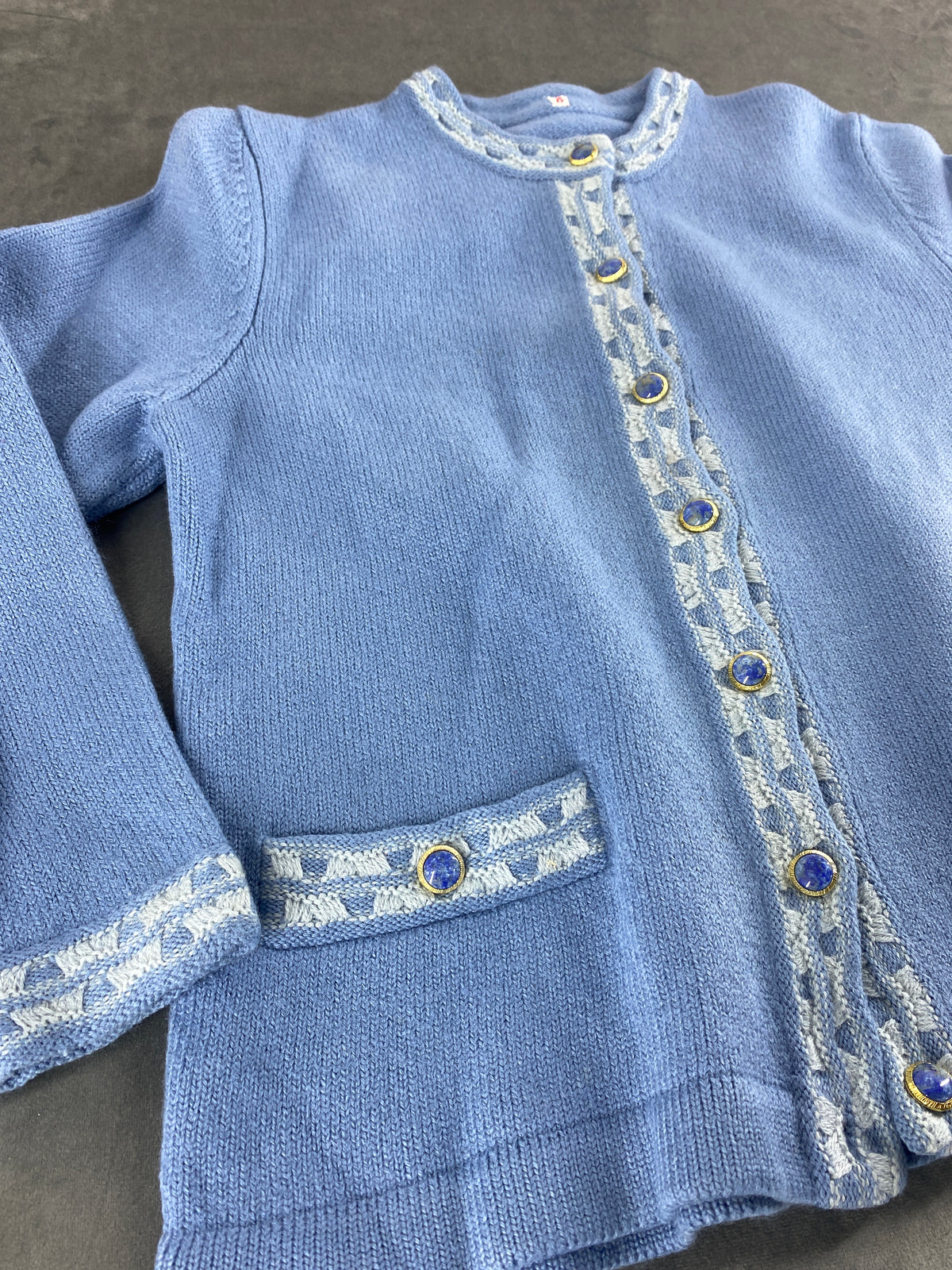 Cardigan azzurro con profili jacquard e bottoni gioiello vintage – Donna Taglia L (IT 44)