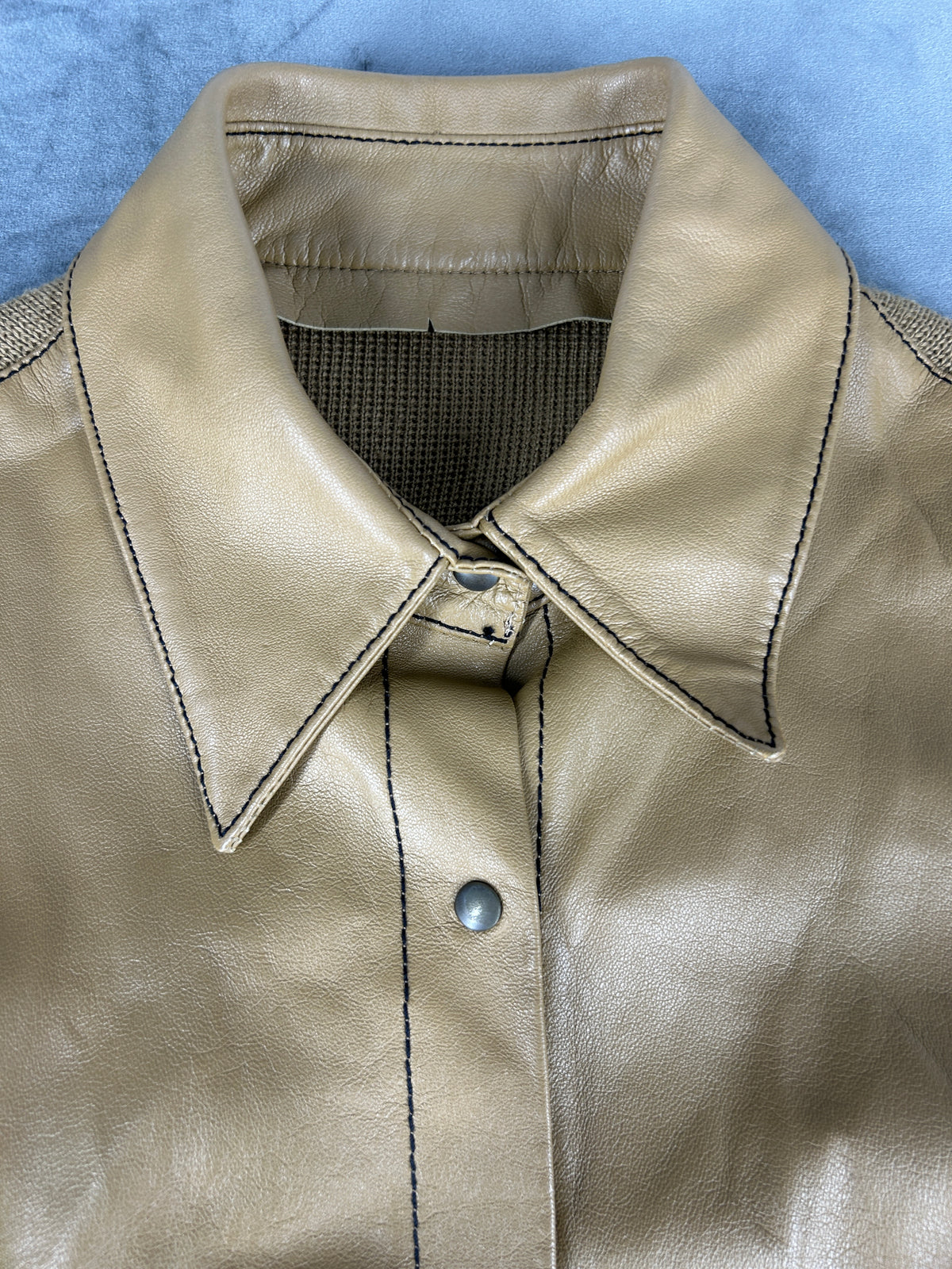 Camicia in pelle nappa cammello con maniche in maglia vintage – Donna Taglia M (IT 42)