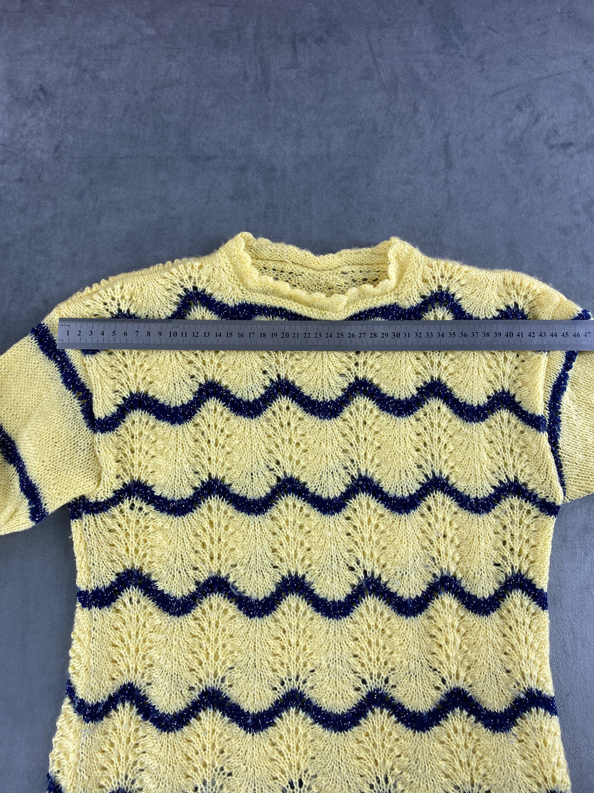 Maglione giallo con onde blu traforato vintage – Donna Taglia M (IT 42)