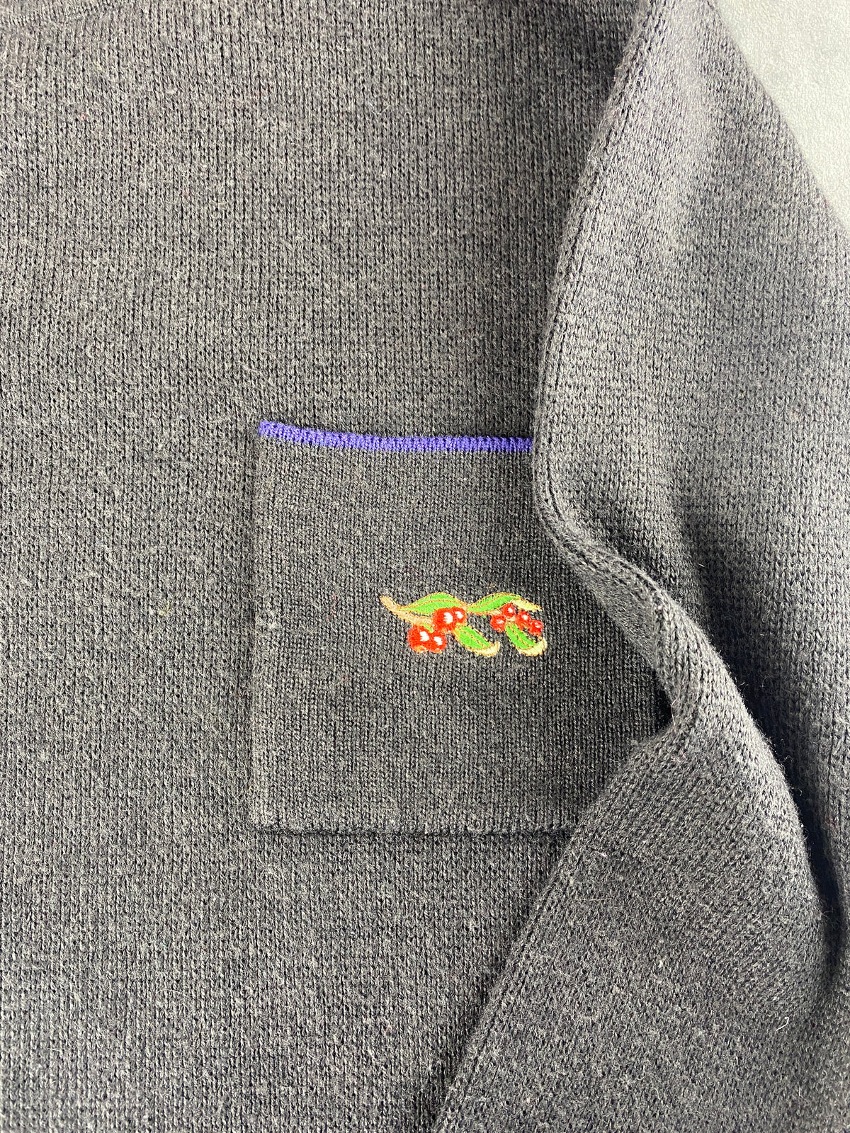 Maglione antracite con taschino ricamato Ciao vintage – Donna Taglia L (IT 44)