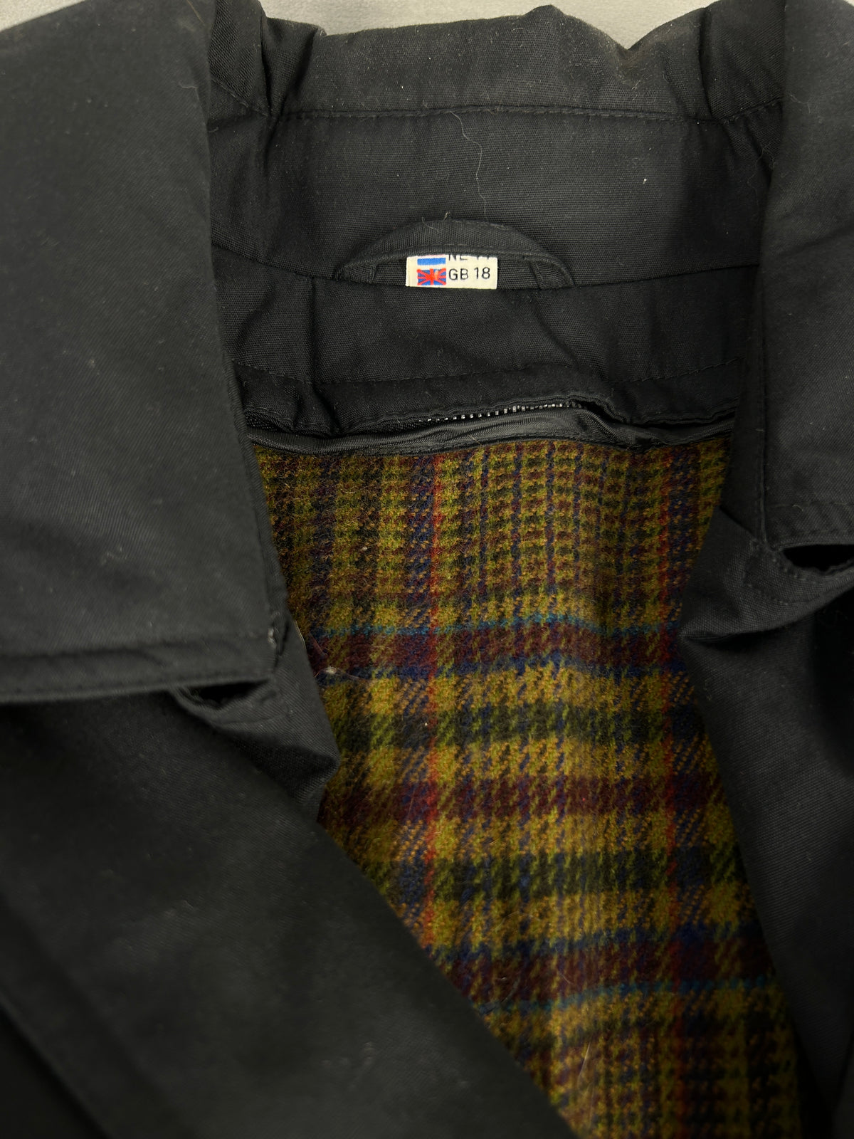 Trench impermeabile nero con fodera tartan vintage – Donna Taglia L
