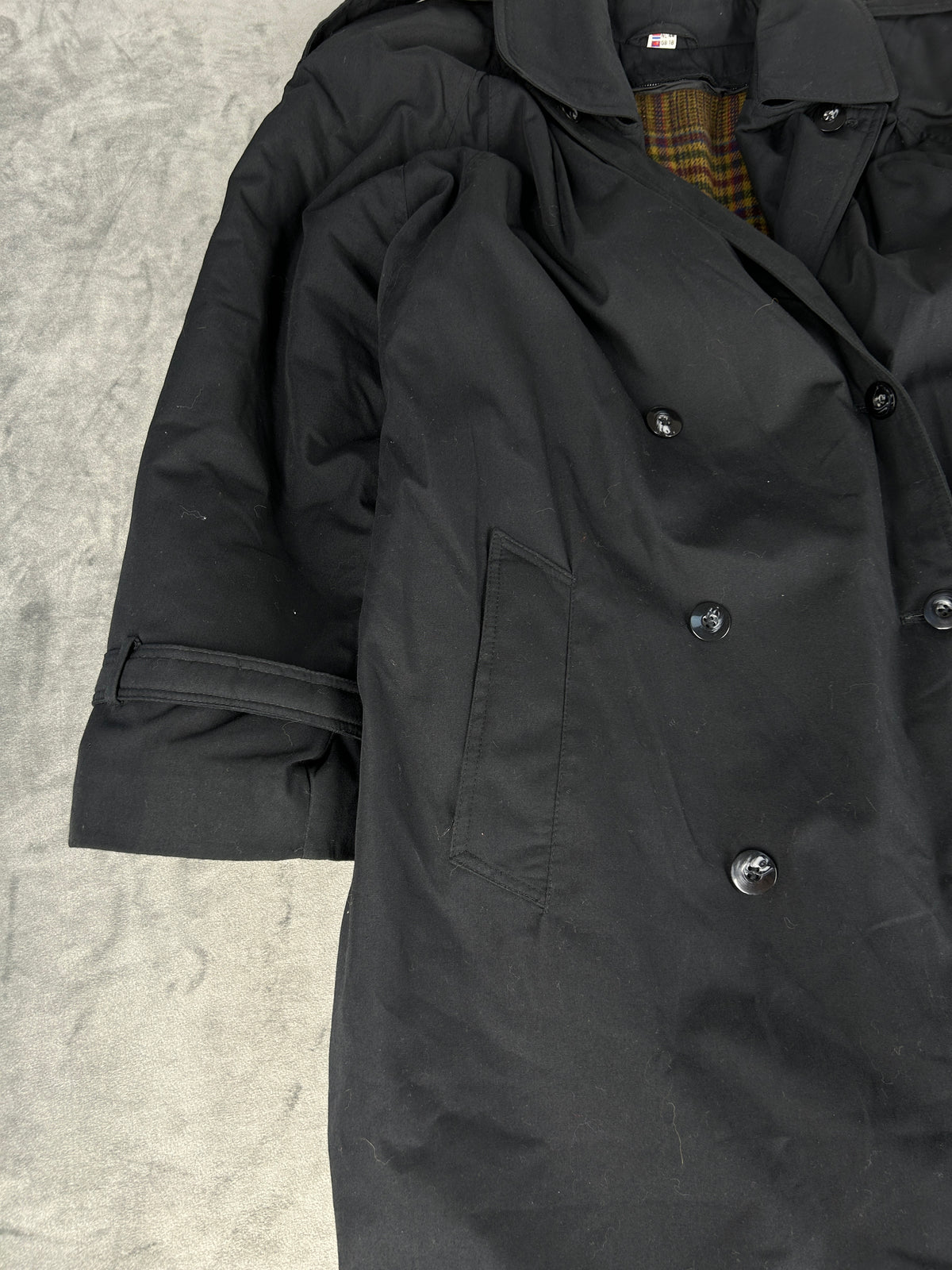 Trench impermeabile nero con fodera tartan vintage – Donna Taglia L