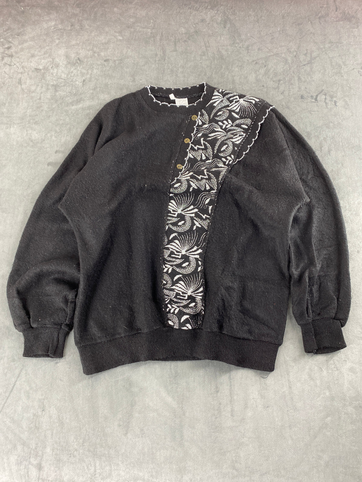 Maglione nero con inserto floreale vintage – Donna Taglia L