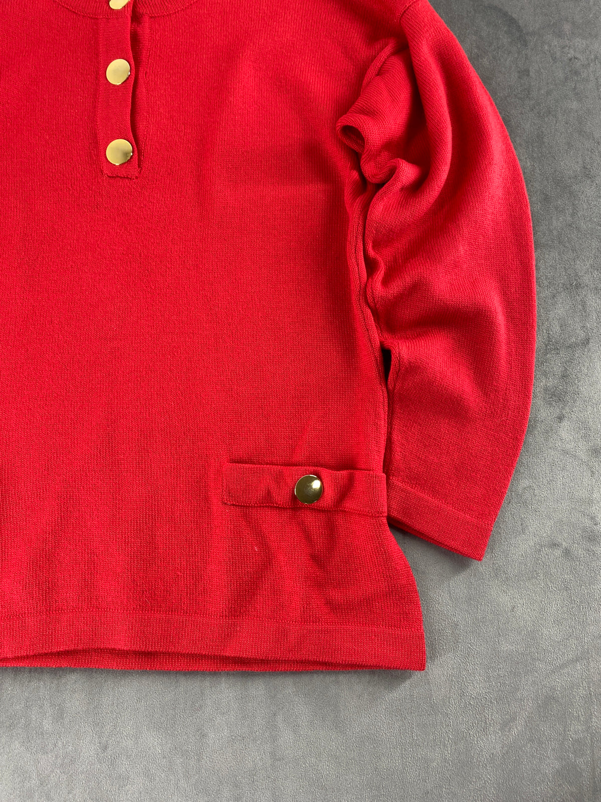 Maglione rosso con bottoni gioiello e tasche vintage – Donna Taglia L (IT 46)