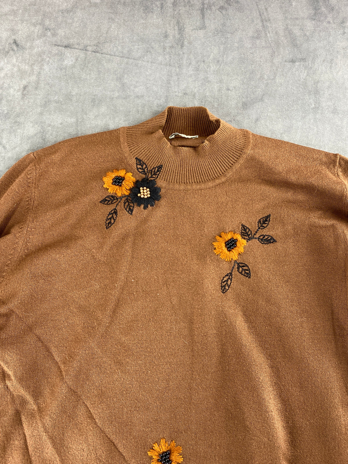 Maglione cammello con ricamo di girasoli Rabe vintage – Donna Taglia L
