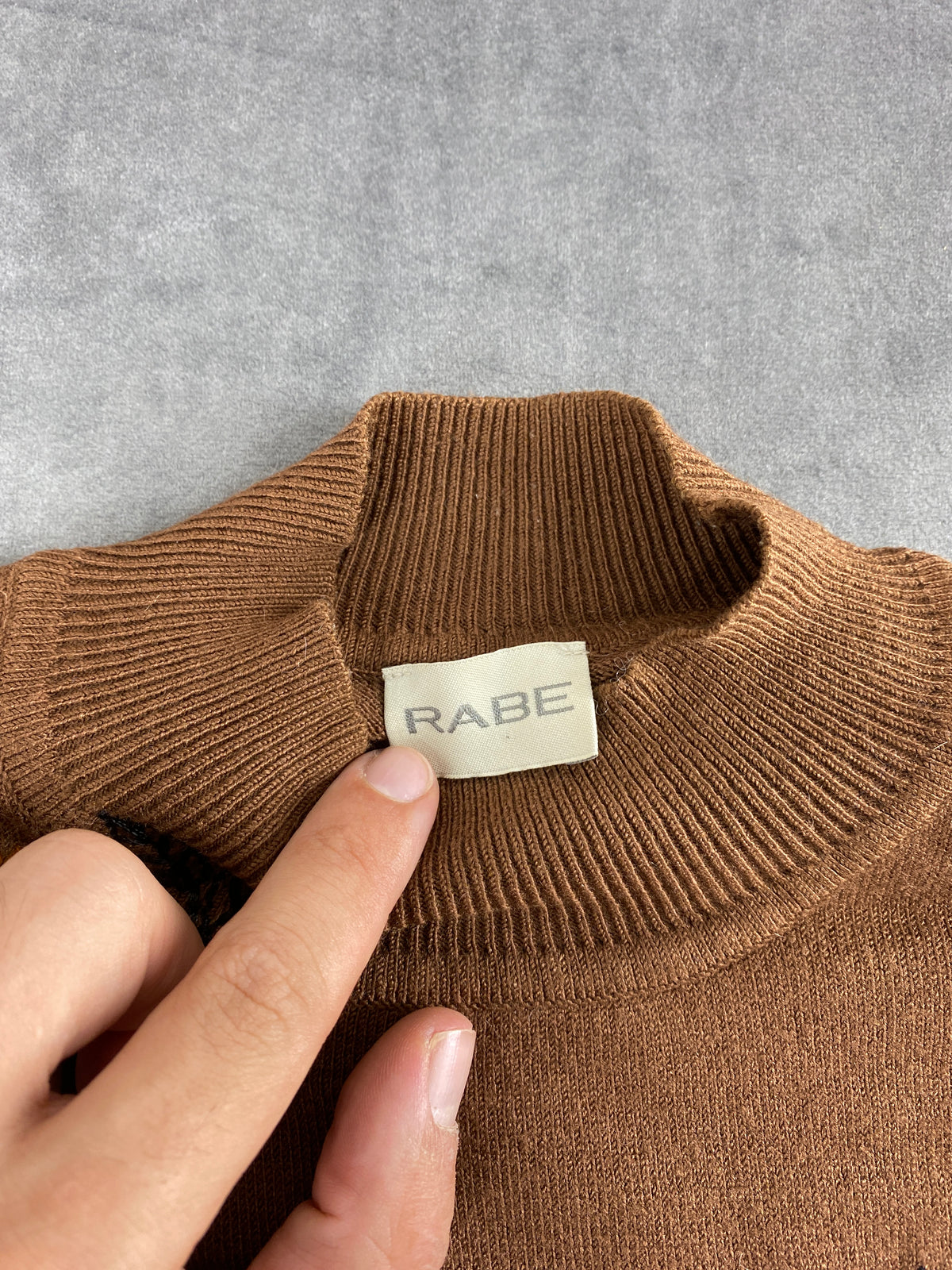 Maglione cammello con ricamo di girasoli Rabe vintage – Donna Taglia L