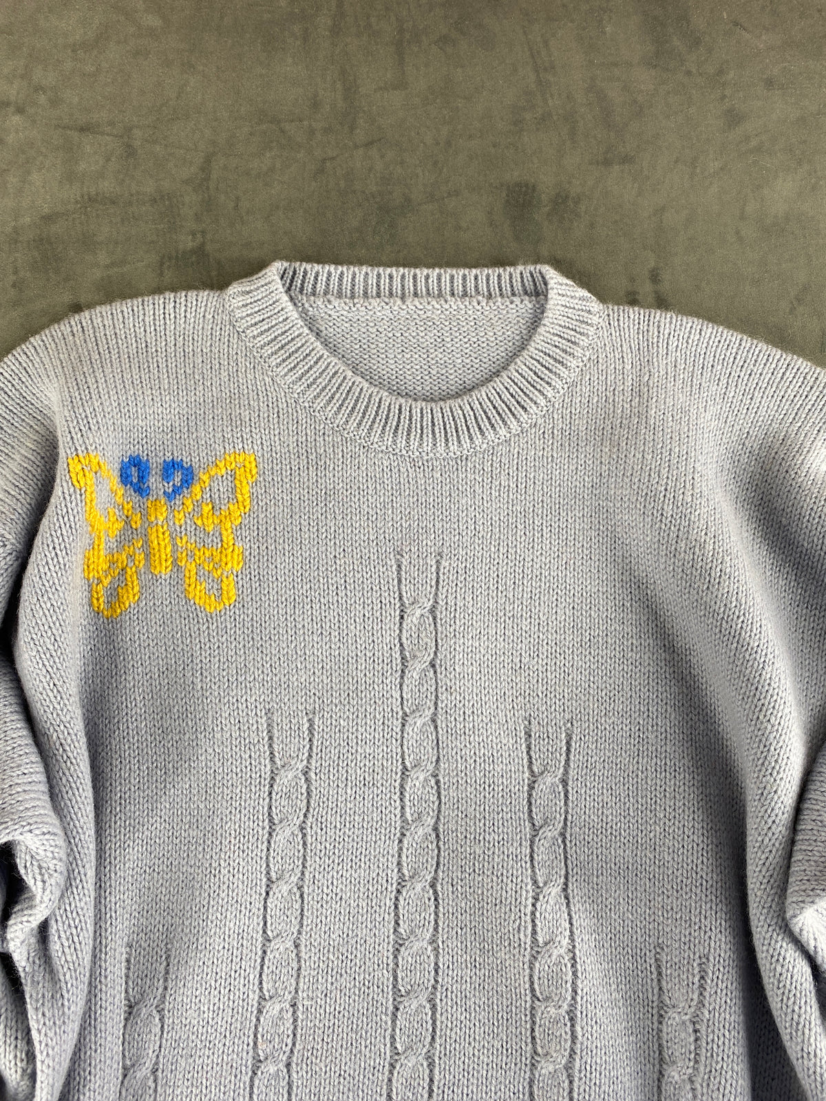 Maglione azzurro polvere con ricamo di farfalla vintage – Donna Taglia M