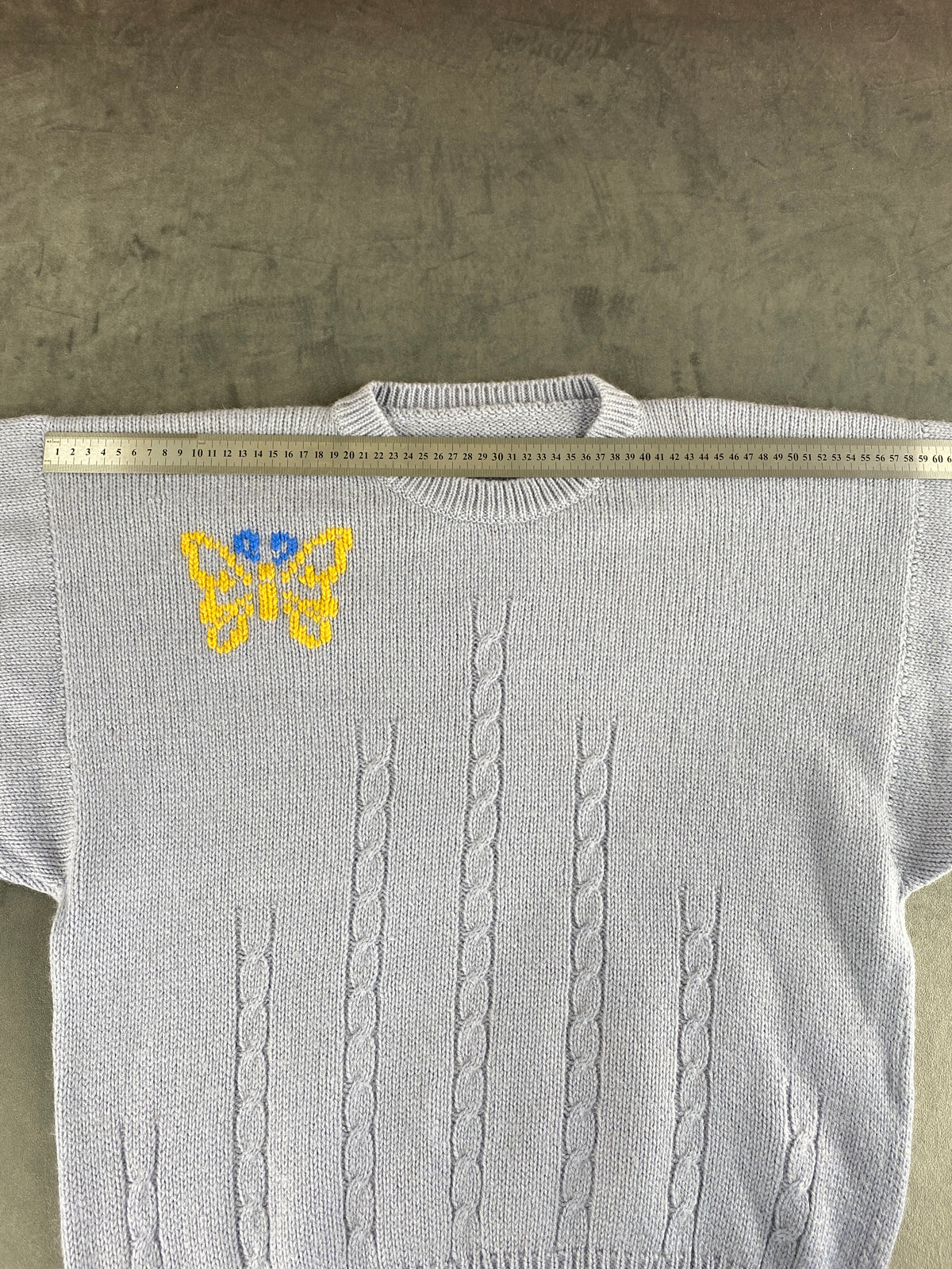 Maglione azzurro polvere con ricamo di farfalla vintage – Donna Taglia M