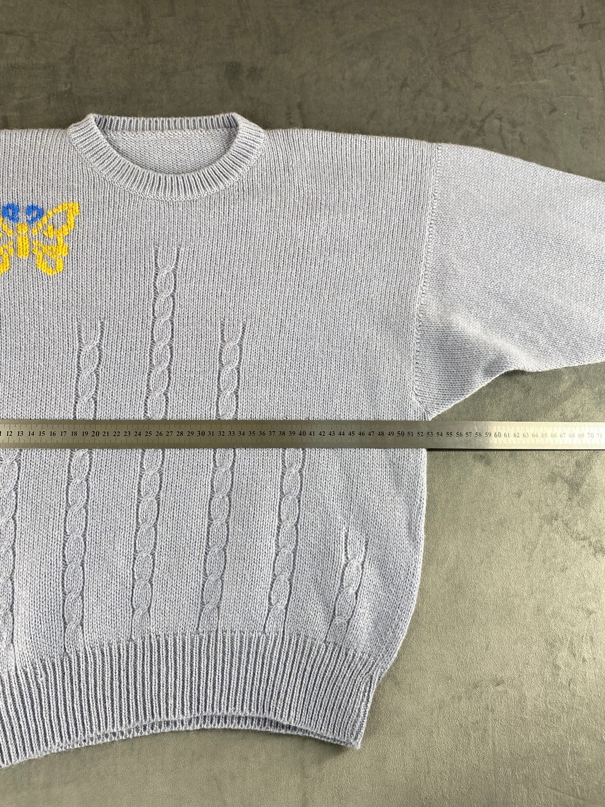 Maglione azzurro polvere con ricamo di farfalla vintage – Donna Taglia M
